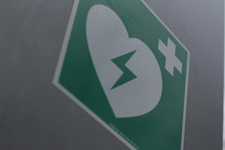 Un nuovo factsheet dell’Inail spiega l’importanza del defibrillatore sul luogo di lavoro