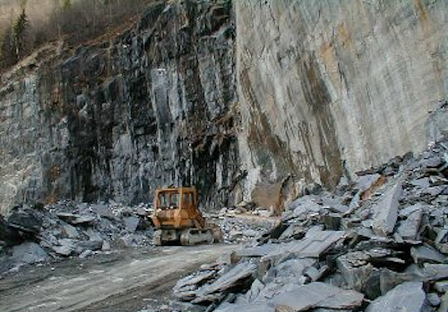 La cassazione stringe le maglie sulla gestione dei rifiuti provenienti da attività estrattive.