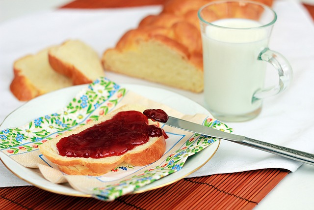 Revisione "direttive colazione": nuove norme per miele, latte, succhi di frutta e marmellata