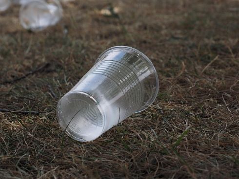 Rifiuti di plastica monouso, guida UE sui costi a carico dei produttori