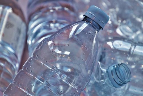 Plastica riciclata, l'UE corregge le norme su etichettatura e tecnologie di riciclaggio