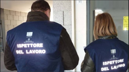 L’obbligatorietà della sospensione dell’attività lavorativa ex articolo 14 del D.Lgs 81/08 spiegata, con qualche contraddizione, dal Ministero.