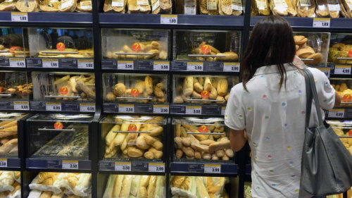Pane precotto in vendita nei supermercati…
sì, solo se preconfezionato.
E nel rispetto delle norme igienico-sanitarie.